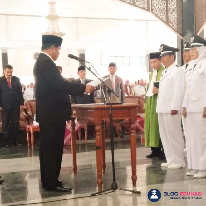 Apa Itu Camat? Tugas, Gaji, dan Golongannya