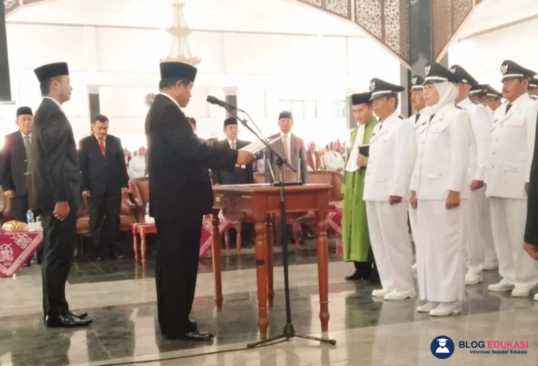 Apa Itu Camat? Tugas, Gaji, dan Golongannya